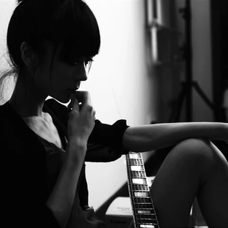 唯女生生伤感黑白图片-静静的思考！