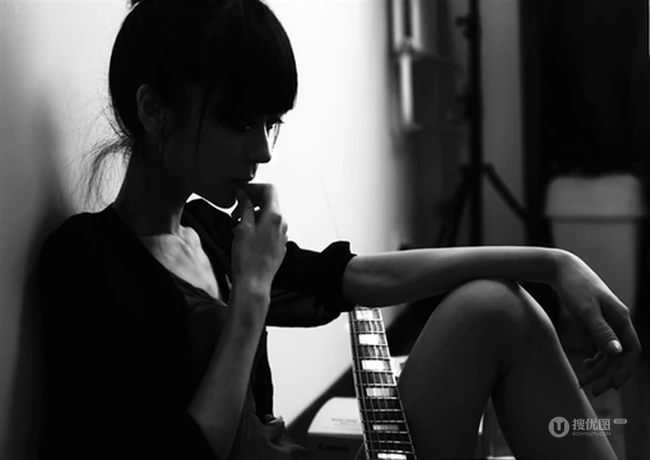 唯女生生伤感黑白图片-静静的思考！
