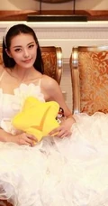 爱尚真真-气质女生艾尚真白色公主裙写真