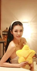 爱尚真真-气质女生艾尚真白色公主裙写真