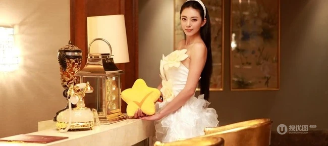 爱尚真真-气质女生艾尚真白色公主裙写真