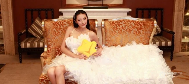 爱尚真真-气质女生艾尚真白色公主裙写真