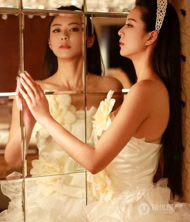 爱尚真真-气质女生艾尚真白色公主裙写真