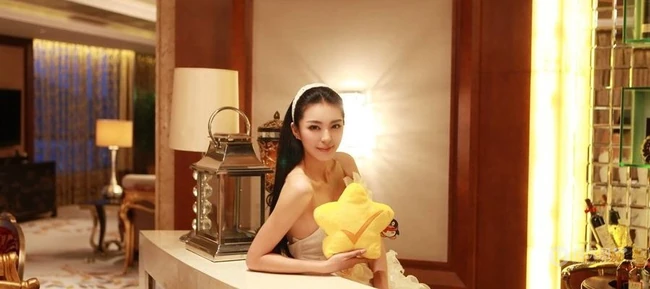 爱尚真真-气质女生艾尚真白色公主裙写真