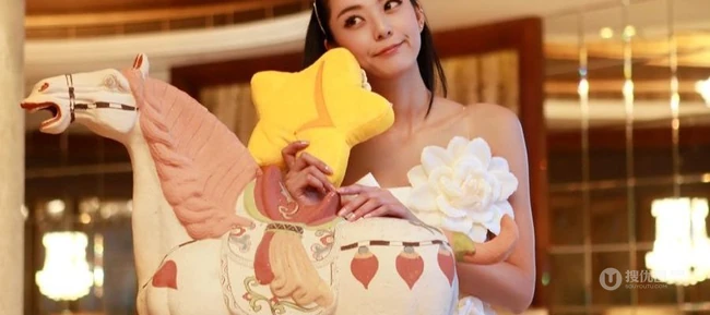 爱尚真真-气质女生艾尚真白色公主裙写真