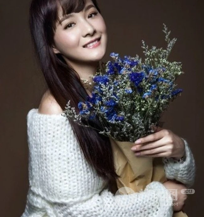 90后校花_李依伊清纯唯美图片写真