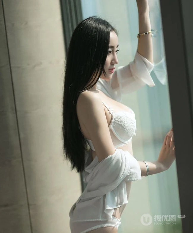 窗台沙发上的家居服嫩模写真美图