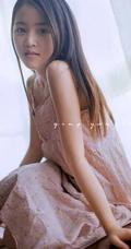 穿裙子的可爱女生居家写真 清纯又唯美