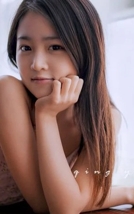 穿裙子的可爱女生居家写真 清纯又唯美