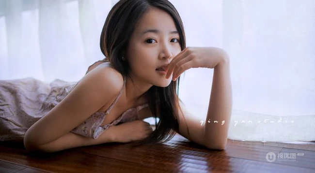 穿裙子的可爱女生居家写真 清纯又唯美