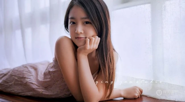 穿裙子的可爱女生居家写真 清纯又唯美