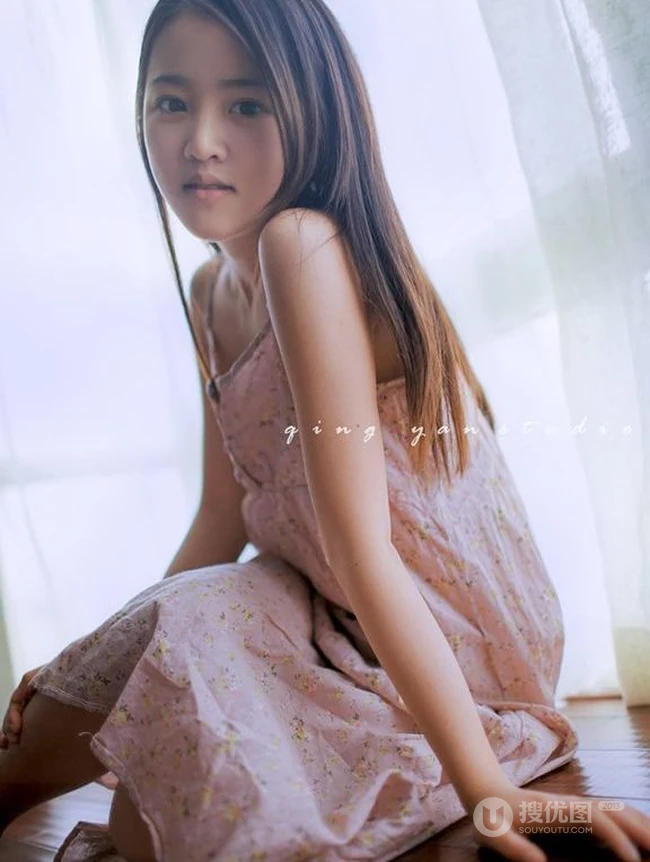 穿裙子的可爱女生居家写真 清纯又唯美