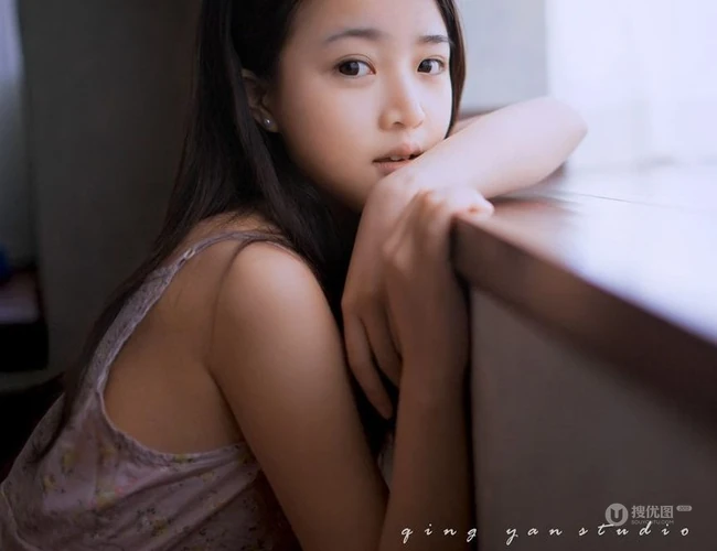 穿裙子的可爱女生居家写真 清纯又唯美