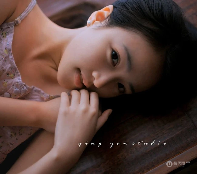 穿裙子的可爱女生居家写真 清纯又唯美