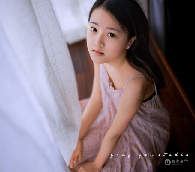穿裙子的可爱女生居家写真 清纯又唯美