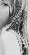 气质女生妹子郊外小溪间唯美戏水写真照片