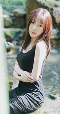 气质女生妹子郊外小溪间唯美戏水写真照片