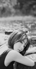 气质女生妹子郊外小溪间唯美戏水写真照片