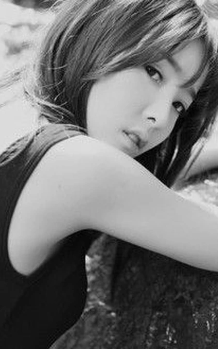 气质女生妹子郊外小溪间唯美戏水写真照片