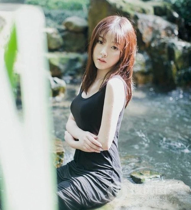 气质女生妹子郊外小溪间唯美戏水写真照片