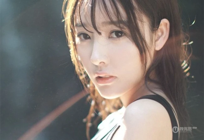 气质女生妹子郊外小溪间唯美戏水写真照片