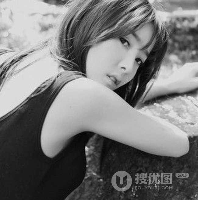 气质女生妹子郊外小溪间唯美戏水写真照片