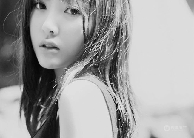 气质女生妹子郊外小溪间唯美戏水写真照片