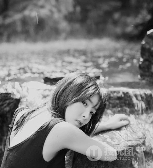 气质女生妹子郊外小溪间唯美戏水写真照片