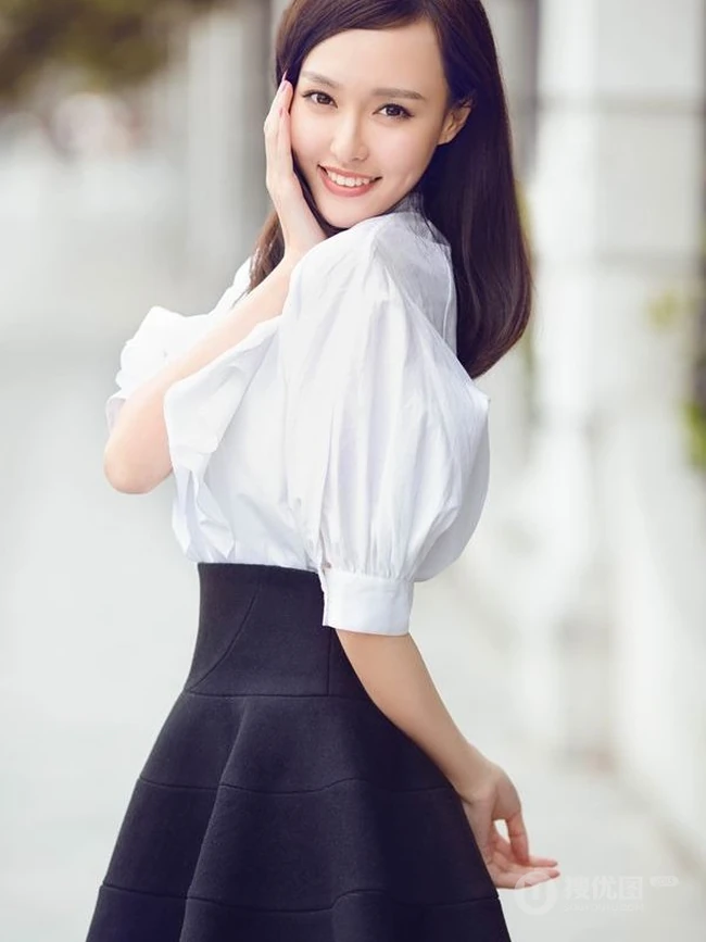 唐嫣时尚街拍写真 美丽小脸笑容绽放