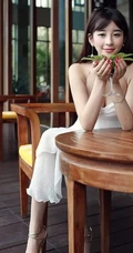 女生妹子与椰子 泳装家居服女生气质泳池写真照片