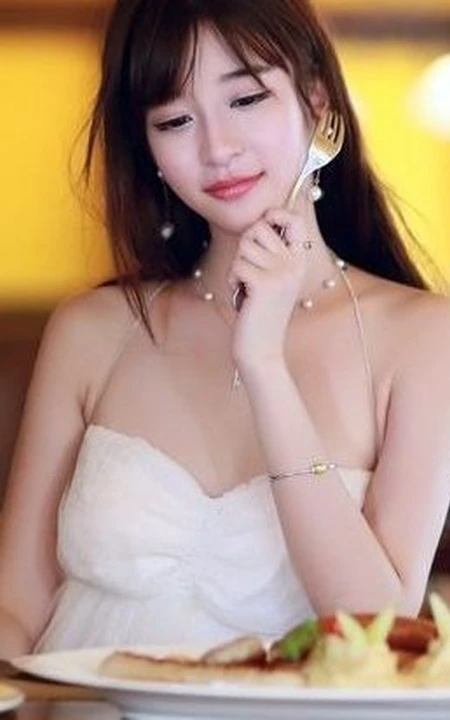 女生妹子与椰子 泳装家居服女生气质泳池写真照片