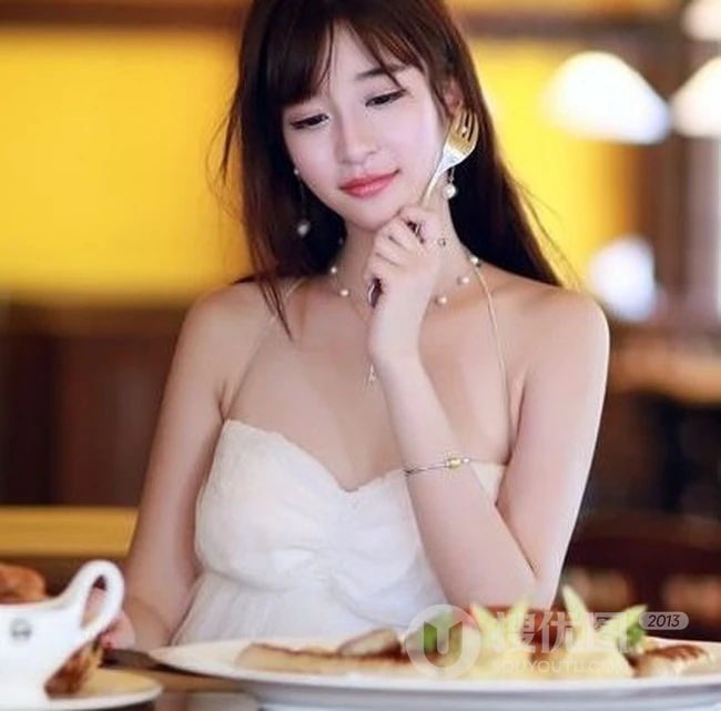女生妹子与椰子 泳装家居服女生气质泳池写真照片