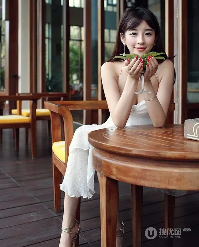 女生妹子与椰子 泳装家居服女生气质泳池写真照片