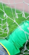 绿茵场上玩足球的 绿衣牛仔短裤妹子写真照片