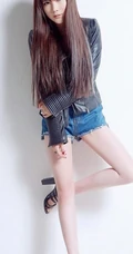 长发女生图片_休闲牛仔T恤美模图片