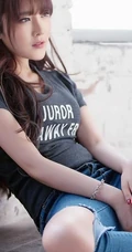 长发女生图片_休闲牛仔T恤美模图片