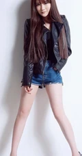 长发女生图片_休闲牛仔T恤美模图片