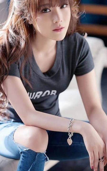 长发女生图片_休闲牛仔T恤美模图片