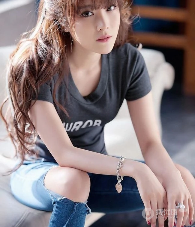 长发女生图片_休闲牛仔T恤美模图片