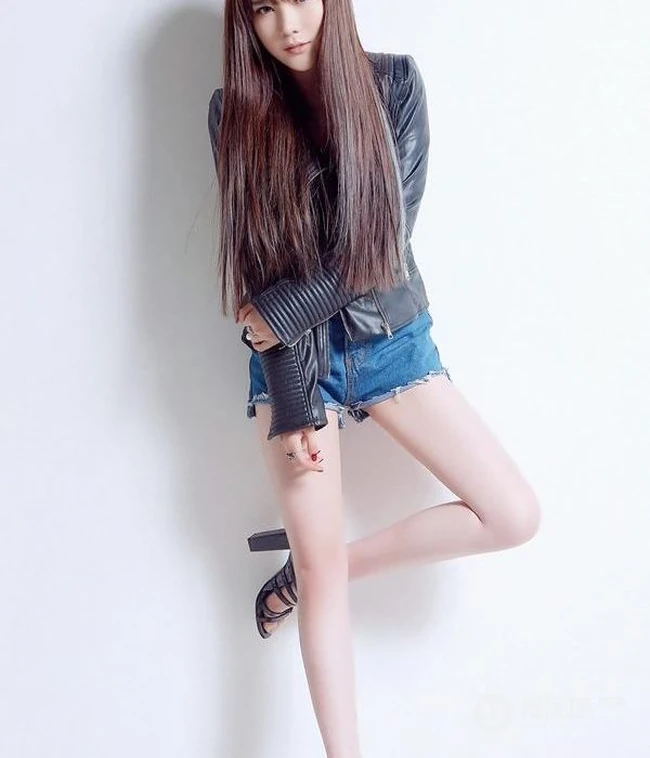 长发女生图片_休闲牛仔T恤美模图片