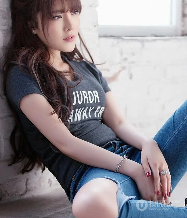 长发女生图片_休闲牛仔T恤美模图片