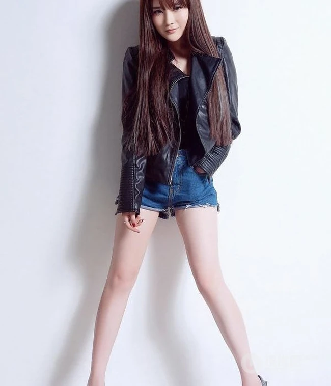 长发女生图片_休闲牛仔T恤美模图片