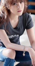 长发女生图片_休闲牛仔T恤美模图片