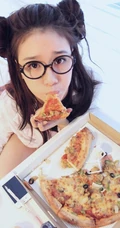 90后女演员程砚秋写真 带眼镜可爱萌照