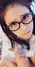 90后女演员程砚秋写真 带眼镜可爱萌照