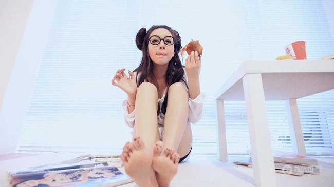 90后女演员程砚秋写真 带眼镜可爱萌照