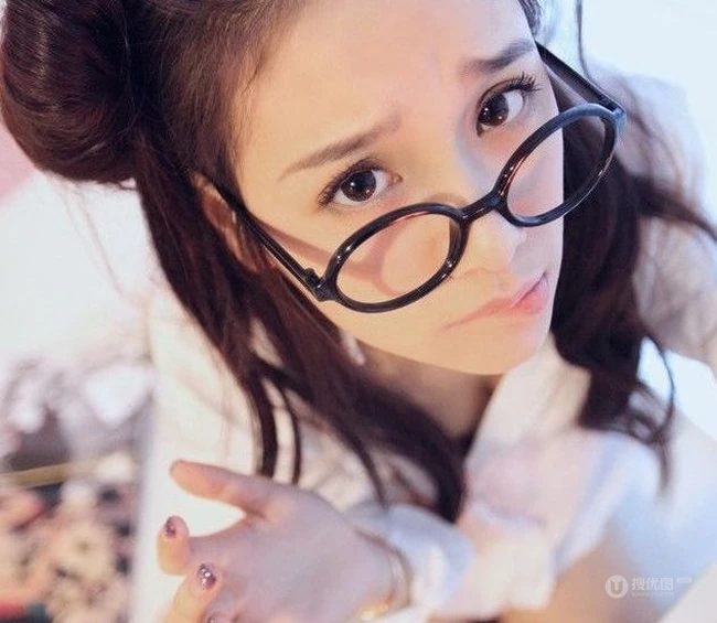 90后女演员程砚秋写真 带眼镜可爱萌照