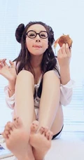 90后女演员程砚秋写真 带眼镜可爱萌照