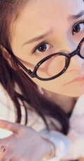 90后女演员程砚秋写真 带眼镜可爱萌照