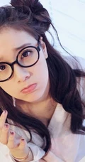 90后女演员程砚秋写真 带眼镜可爱萌照